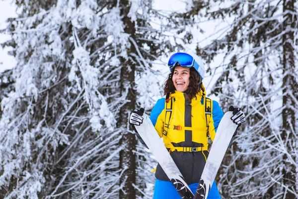 Joven Hermosa Mujer Sonriente Con Retrato Esquí Vacaciones Invierno Actividades —  Fotos de Stock