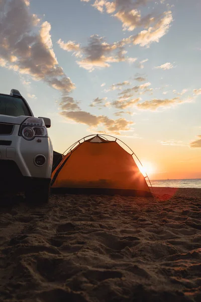 Suv Bil Nära Tält Vid Sandstrand Camping Livsstil Kopieringsutrymme — Stockfoto