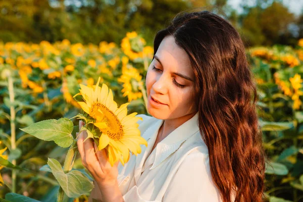 Young Beautiful Woman Sunflowers Field Sunset Lifestyle Activities — Stock Photo, Image