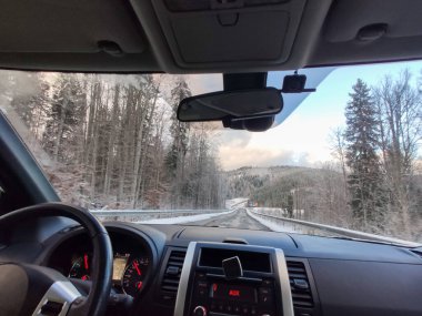 Dağlardaki karlı yol manzarası aralık araba yolculuğu konsepti kopyalama alanı