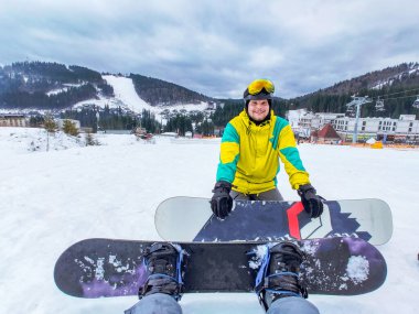 Snowed Hill 'de oturan çift. Kış aktiviteleri. kişi görünümü