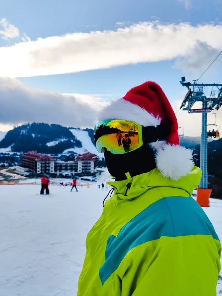 산에서 산타가 크리스마스 모자를 복장을 — 스톡 사진
