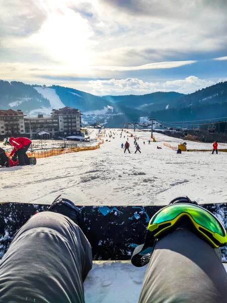 Snowboard Conceito Sentado Colina Pessoas Esquiando Para Baixo Espaço Cópia — Fotografia de Stock