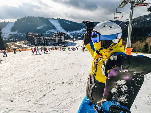 Mujer Pie Estación Esquí Colina Con Snowboard Actividades Ocio Invierno —  Fotos de Stock