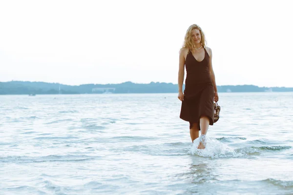 Kvinna Svart Ljus Klänning Promenader Barfota Vid Havet Strand Varm — Stockfoto