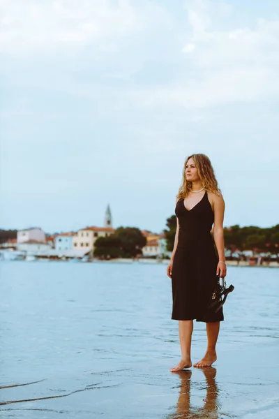 Женщина Черном Светлом Платье Ходить Босиком Морскому Пляжу Теплым Летним — стоковое фото