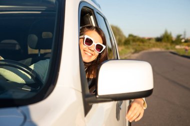 Genç, güzel, gülümseyen bir kadın. kiralama kavramı