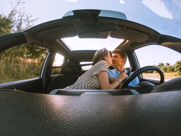 Junges Glückliches Paar Auto Road Trip — Stockfoto