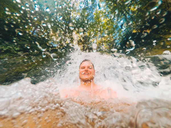 Mann Macht Selfie Foto Während Unter Wasserfall Steht Kopierraum — Stockfoto