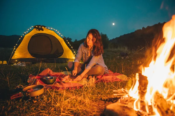 Jeune Jolie Femme Assise Par Terre Devant Feu Train Cuisiner — Photo