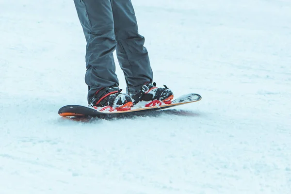 Pernas Homem Snowboard Perto Colheita Hora Inverno — Fotografia de Stock