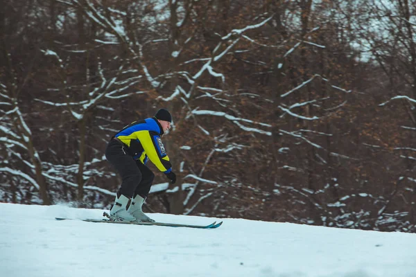 Lviv Ukraine Januari 2019 Jongeman Skiënd Bergafwaarts Een Bril Actieve — Stockfoto