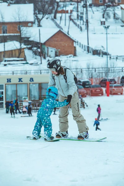 Lviv Ucrania Enero 2019 Madre Enseñando Niña Hacer Snowboard Estilo —  Fotos de Stock