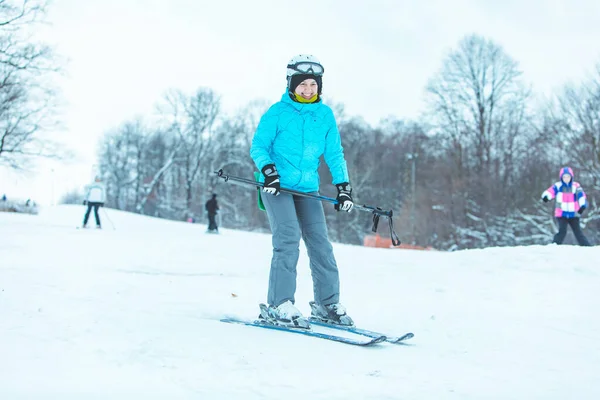 Jeune Femme Souriante Adulte Descendant Ski Par Colline Heure Hiver — Photo