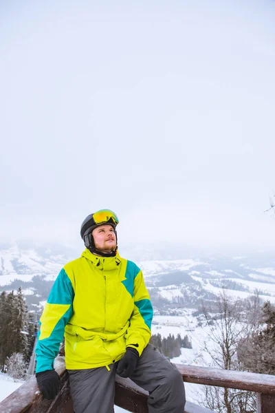 男人们穿着滑雪板服看着空旷的空间冬天的极端活动 — 图库照片