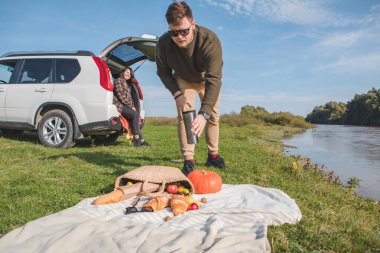 Çift River Beach 'te piknik yapıyor. Sonbahar ılık gün fotokopi alanı.