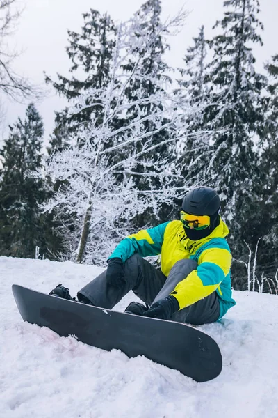 Homem Sentado Chão Nevado Com Snowboard Actividades Desportivas Inverno — Fotografia de Stock