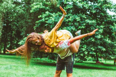 Genç ve güzel bir çift Holi festivalinde eğleniyor. Bahar Festivali