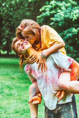 Genç ve güzel bir çift Holi festivalinde eğleniyor. Bahar Festivali