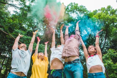 Holi Festivali 'nde genç mutlu arkadaşlar geleneksel Hint bayramında