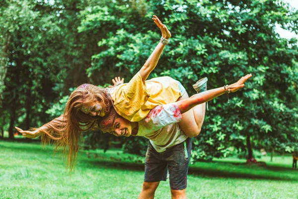 Genç ve güzel bir çift Holi festivalinde eğleniyor. Bahar Festivali