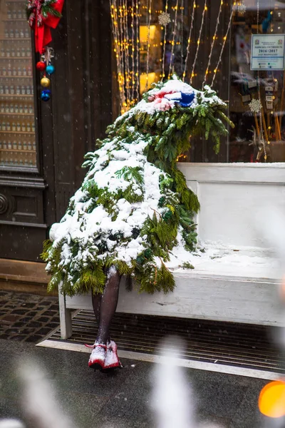 Noel Ağacı Kadın Bacaklarıyla Ahşap Bankta Tatil Zamanı Oturuyor — Stok fotoğraf