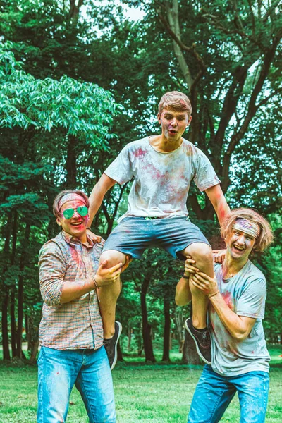 Freunde Haben Spaß Beim Holi Festival — Stockfoto