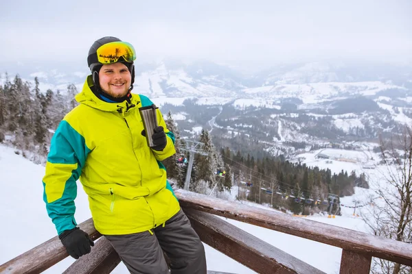 Uomo Vincere Snowboard Vestito Bere Caldo Tazza Ricaricabile Guardando Montagne — Foto Stock