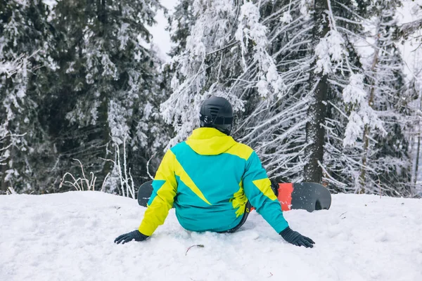 Hombre Sentado Cima Colina Con Snowboard Mirando Colina Con Estilo — Foto de Stock