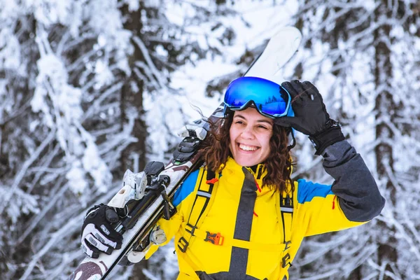 Młoda Piękna Uśmiechnięta Kobieta Portretem Narciarskim Zimowe Wakacje Zajęcia Rekreacyjne — Zdjęcie stockowe