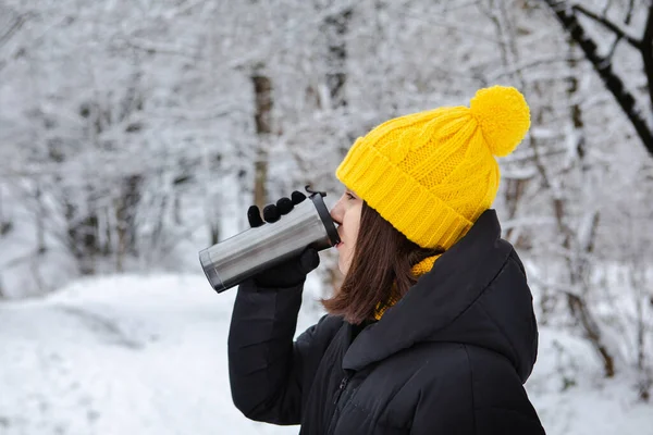 Mujer Traje Invierno Beber Bebida Caliente Espacio Copia Taza Recargable — Foto de Stock