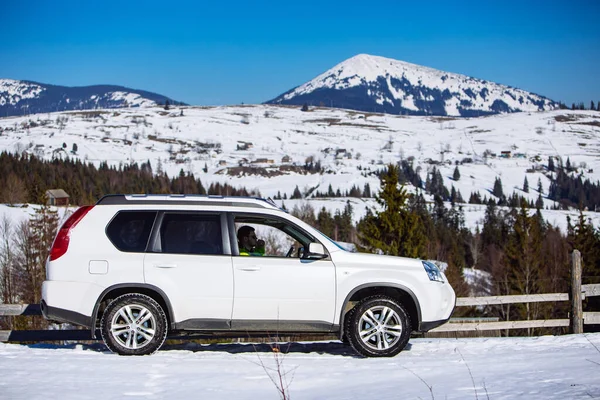 Viaje Coche Suv Montañas Invierno Viaje Por Carretera Aventura — Foto de Stock