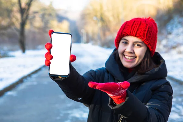 Jovem Mulher Sorridente Roupa Inverno Segurando Telefone Com Branco Espaço — Fotografia de Stock