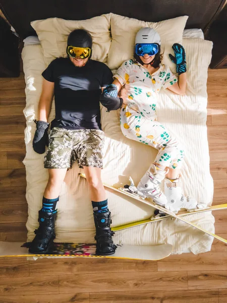 Pareja Snowboarder Esquiador Tendido Cama Soñando Con Invierno Montañas Vista — Foto de Stock