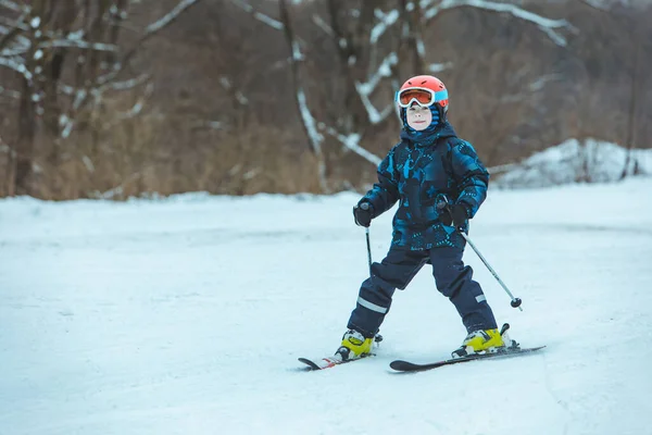 Lviv Ukraine Januar 2019 Kleiner Junge Beim Skifahren Winteraktivität — Stockfoto