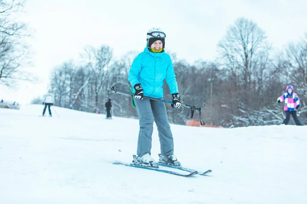 Junge Erwachsene Lächelnde Frau Beim Skifahren Auf Einem Hügel Winterzeit — Stockfoto