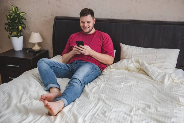 Чоловік Сидить Ліжку Серфінг Інтернет Телефоні Копіювання Простору — стокове фото
