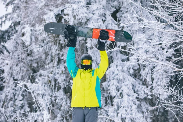 Άνθρωπος Που Διασκεδάζει Snowboard Κρατώντας Πάνω Από Κεφάλι Χειμερινή Αθλητική — Φωτογραφία Αρχείου