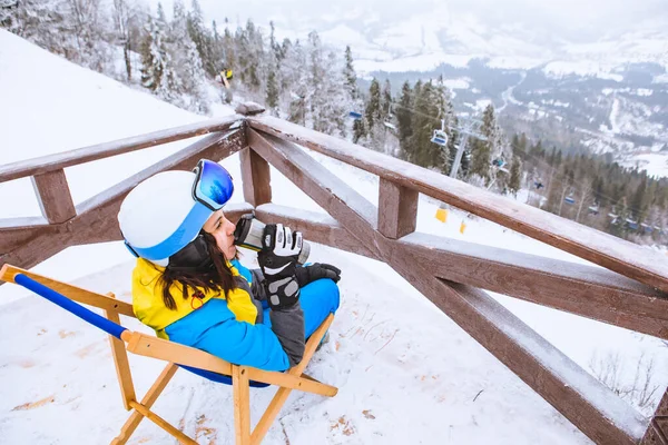 Mulher Roupa Esqui Sentado Cadeira Olhando Para Vista Panorâmica Pico — Fotografia de Stock