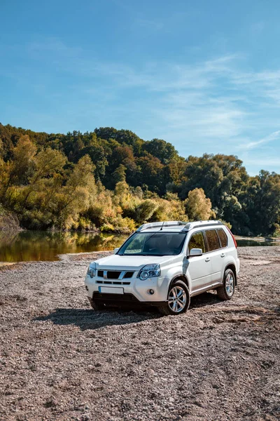 Vista Del Coche Suv Otoño Rocky River Beach Copy Space — Foto de Stock