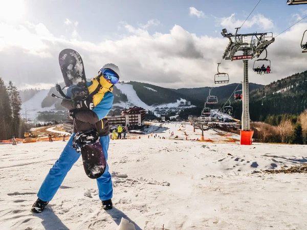 Frau Steht Mit Snowboard Auf Skihügel — Stockfoto