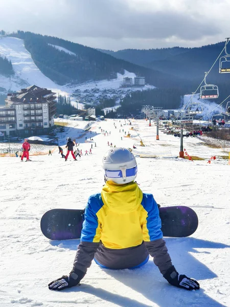 Žena Sedí Snowboardem Kopci Těší Pohled Zimní Lyžařské Středisko — Stock fotografie