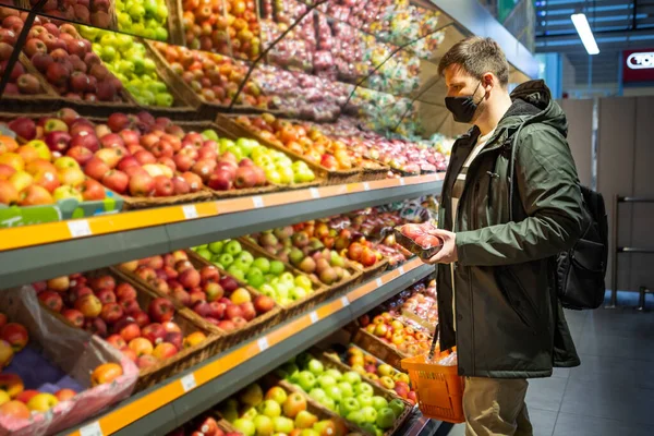 Mann Kauft Früchte Lebensmittelgeschäft Medizinische Mas Auf Dem Gesicht Covid — Stockfoto