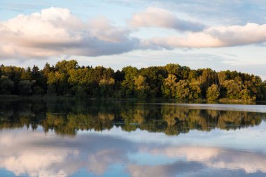 Göl fotokopi alanının üstündeki gün batımının görüntüsü