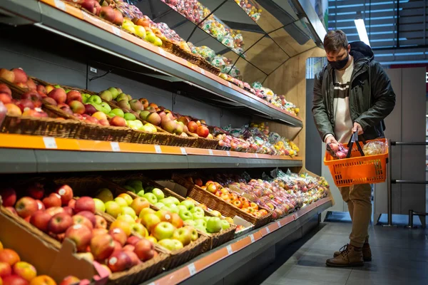 Hombre Comprando Frutas Tienda Comestibles Medico Mas Cara Covid Concepto —  Fotos de Stock