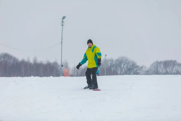 Człowiek Snowboardzie Wzgórzu Czas Sportów Zimowych — Zdjęcie stockowe