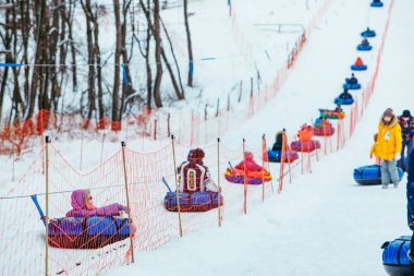LVIV, UKRAINE - 7 Ocak 2019: kar borusu hattı. İnsanları tepeye çek. kış aktiviteleri