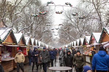 Lviv, Ukrayna - 28 Aralık 2019: insanlar Noel köyü tatil sezonuna doğru yürüyorlar