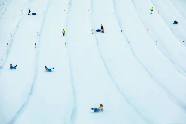 Άνθρωποι Διασκεδάζουν Χιόνι Σωλήνες Κάτω Από Λόφο Χειμώνα Χειμερινή Ώρα — Φωτογραφία Αρχείου