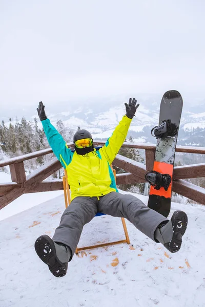 Man Zittend Stoel Kijkend Naar Panoramisch Uitzicht Besneeuwde Bergen Winter — Stockfoto